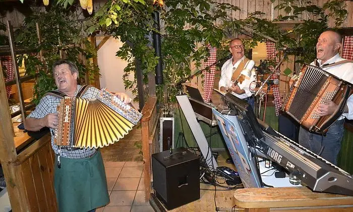 Ernstl Kummer beim Musizieren in seiner Jausenstation