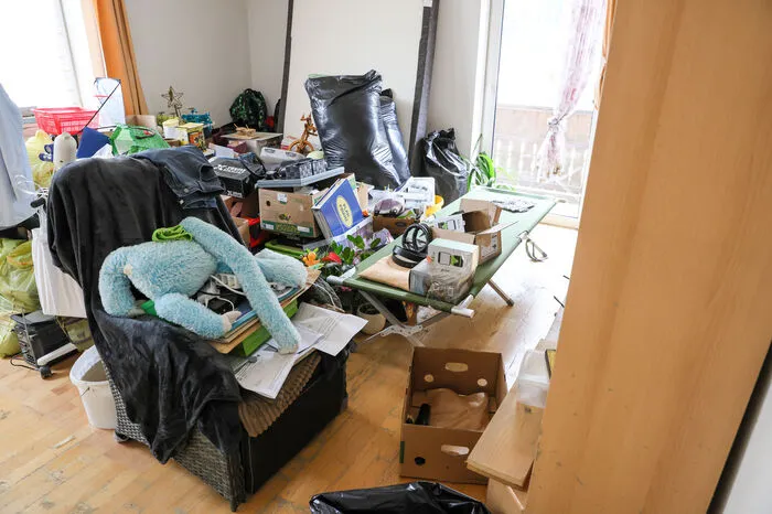 Die noch nutzbaren Habseligkeiten finden in einem Raum Platz.