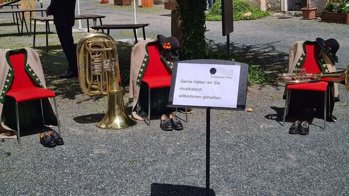 Leise Protestnote: "Wir hätten Sie gerne musikalisch begrüßt" schreibt die Blasmusikkapelle Pöllau beim Regierungsempfang...