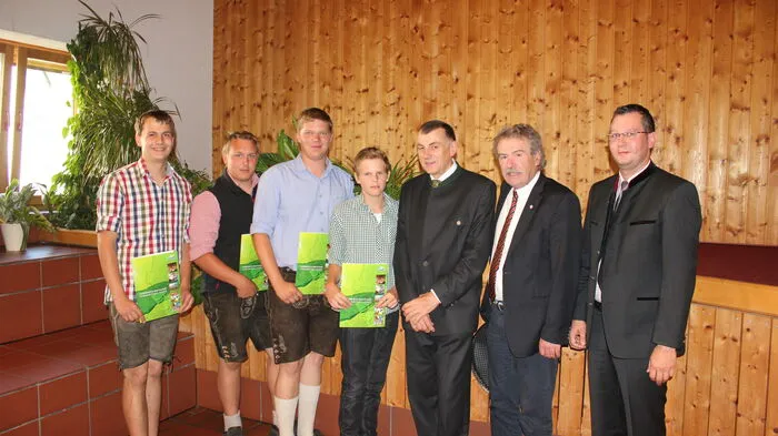 Mathias Bucher, Christoph Aussersteiner, Johannes Erler, Mathias Gantschnig, Konrad Kreuzer, Franz Krösbacher und Klassenvorstand Thomas Zwischenberger.