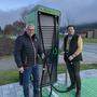Inhaber Hubert Putz (links) freut sich gemeinsam mit Bürgermeister Franz Pirolt (rechts) über die neue E-Tankstelle im Gurktal 