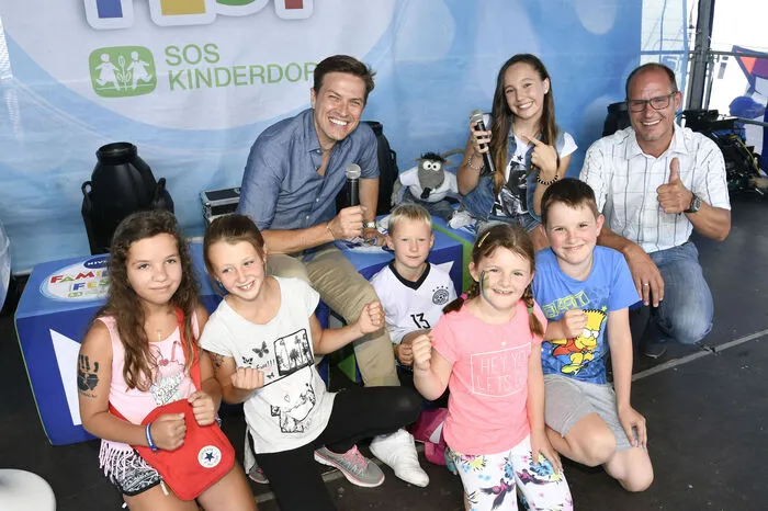Auf der großen Showbühne: Moderator Robert Steiner mit Kindern, Kiddycontest-Teilnehmerin Vanessa Dollinger und Drautalperle Geschäftsführer Wihlem Granig und der frechsten Ratte Österreichs: Rolf Rüdiger.