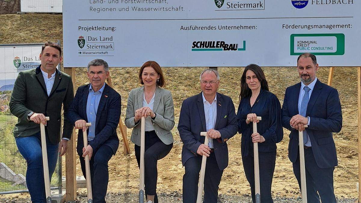 Markus Pongratz, Landtagsabgeordneter Franz Fartek, Landesrätin Simone Schmiedtbauer, Bürgermeister Josef Ober, Christine Konradi und Christoph Schlacher (v. l.) beim Spatenstich zum Oedter Rückhaltebecken