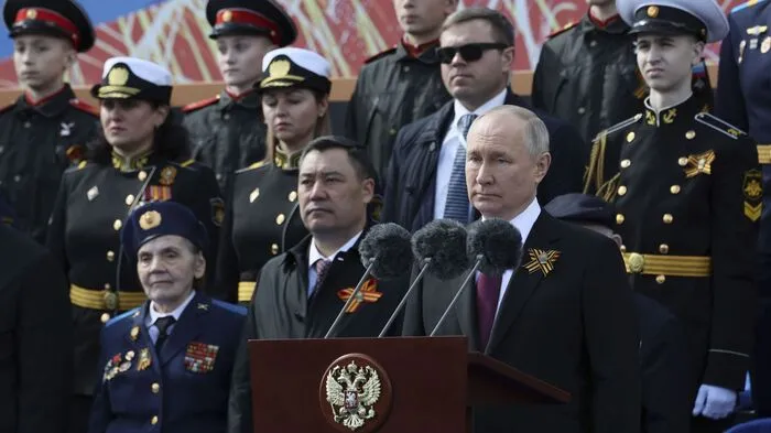 Putin hält seine Rede beim "Tag des Sieges" 2023.