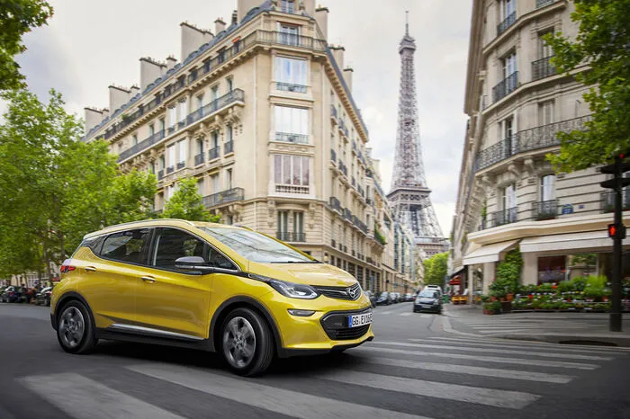 In der Realität beeinflussen Faktoren wie die Streckenbeschaffenheit, Wetterbedingungen, der Fahrstil oder die Zuladung die Reichweite. Daher hat Opel den Ampera-e zusätzlich einer Messung – angenähert an den kommenden WLTP-Fahrzyklus – unterzogen, die dem realen Fahrverhalten näher kommt.