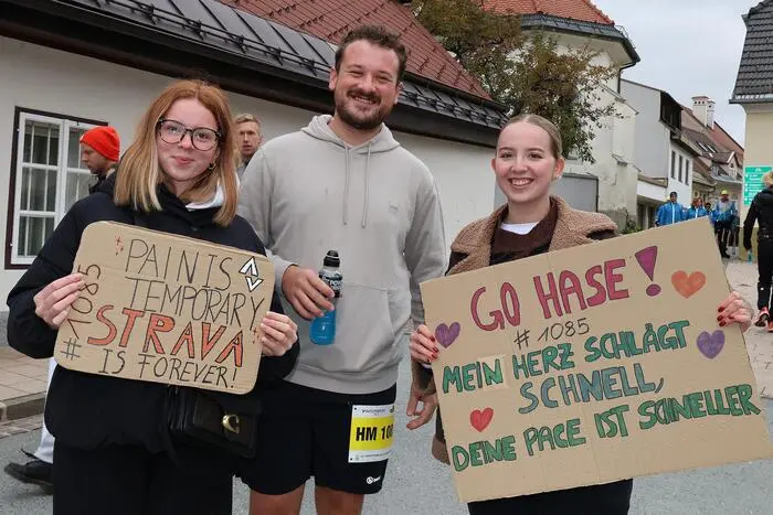 Einige Fans sind sogar mit Tafel gekommen und ihren Favoriten anzufeuern!