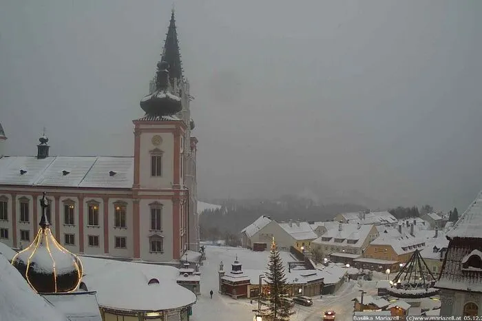 Auf dem Dach der Mariazeller Basilika deutlich zu erkennen: Starker Wind sorgt für Schneeverwehungen in der östlichen Obersteiermark