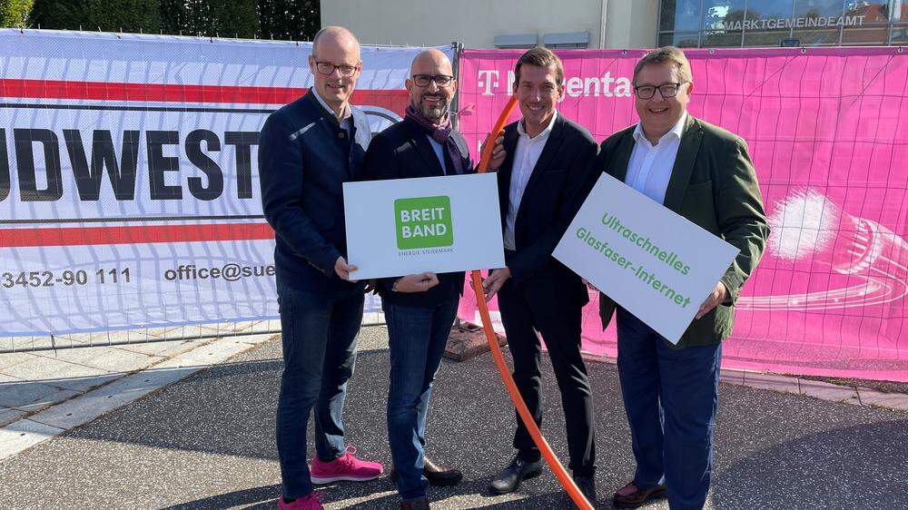 Volker Libovsky von Magenta Telekom, Bürgermeister Michael Schumacher (Leibnitz), Bürgermeister Peter Stradner (Wagna) und Martin Graf von der Energie Steiermark (v.l.) 