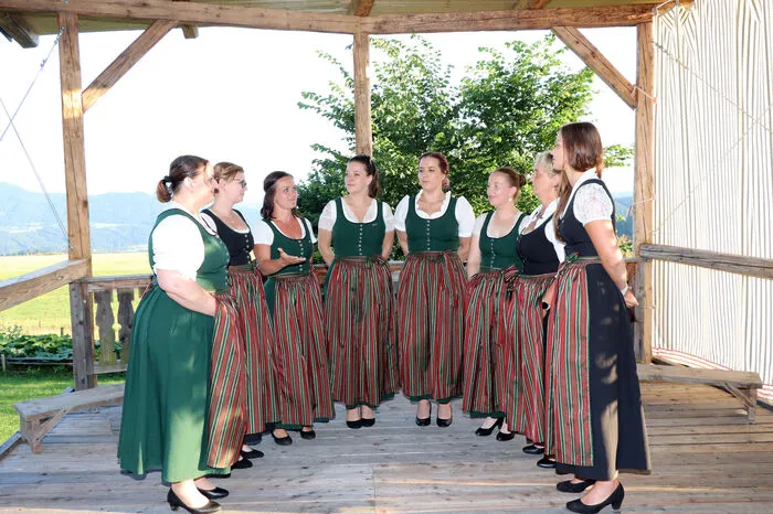Die neun Frauenstimmen der „Singgemeinschaft Wimitzer Berge“, mit Chorleiterin Anna Kienberger und Obfrau Lisa Kienberger waren auch mit dabei.