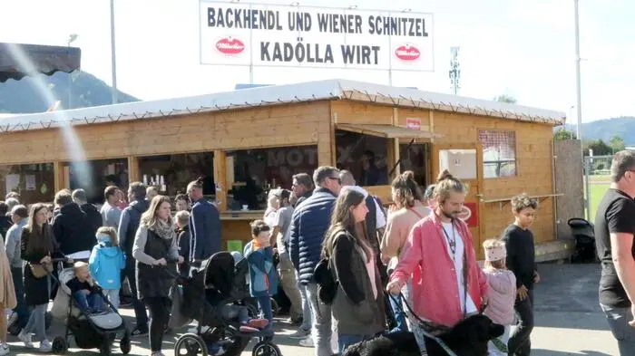 Warum der „Kadöllawirt“ am St. Veiter Wiesenmarkt so gerne aufgesucht wird? Es sind die weit über die Bezirksgrenzen bekannten knusprigen Backhendeln, die die Wiesnbesucher besonders schätzen. 