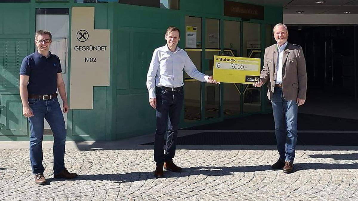 Robert Gulla (M.) bei der Übergabe eines Spendenschecks an den Mariazeller Vizebürgermeister Walter Schweighofer (r.) links Martin Demmerer, Geschäftsleiter der Raiffeisenbank Mariazellerland