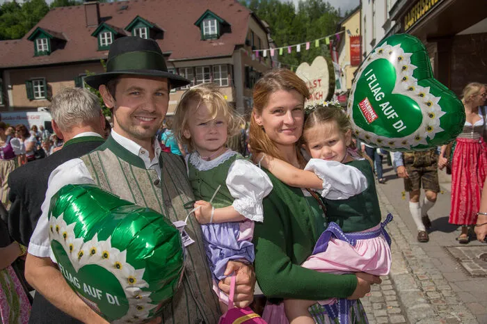 Alt und Jung, Groß und Klein strömte in die Altstadt von Bad Aussee um die zahlreichen originellen Narzissenfiguren zu bewundern.