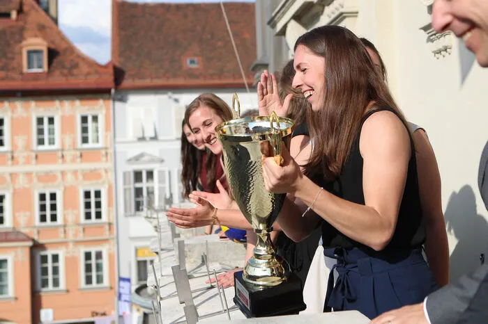 Abgeschossen wurde der offizelle Teil dann mit einem Plausch mit dem Bürgermeister ehe es zu den wartenden Fans auf den Hauptplatz ging.