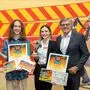 Handelsobmann Gerhard Wohlmuth gratuliert Leon Heiling (l.) und Kim Sophie Kuntner zum ersten bzw. zweiten Platz beim steirischen Junior Sales Champion 2023