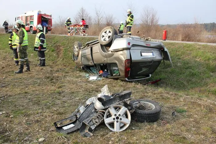 Sie selbst und der andere Lenker wurden dabei nach Angaben der Polizei schwer verletzt.  