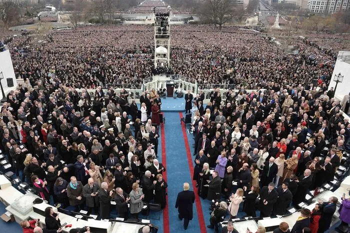 Nichtsdestotrotz wird Donald Trump einen Tag später vor dem Kapitol in Washington als 45. Präsident der USA angelobt. Tagelang beschäftigt daraufhin die Frage, wie viele Zuseher dem Akt beigewohnt hatten, das gespaltene Land.