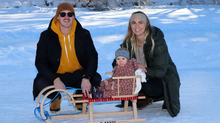 Martin Regal und Josefine Chantal Krainer beim Spazierengehen mit ihrer Tochter (1 Jahr).