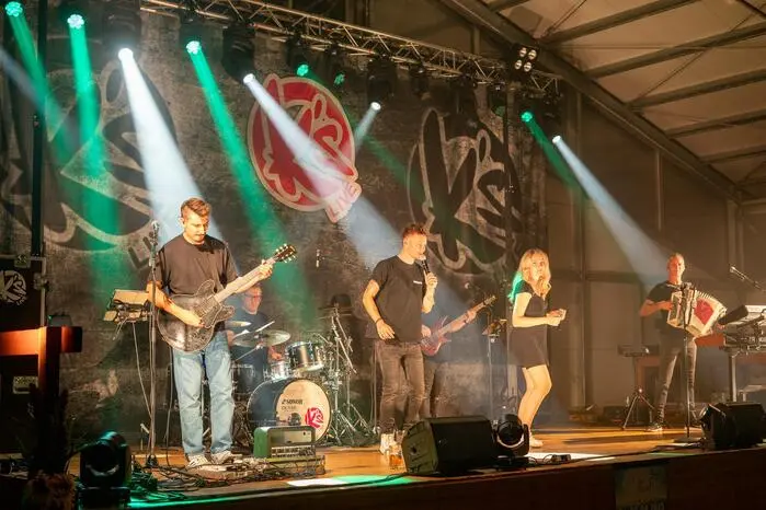 Für musikalische Unterhaltung sorgten Live-Auftritte der Band K‘s Live...