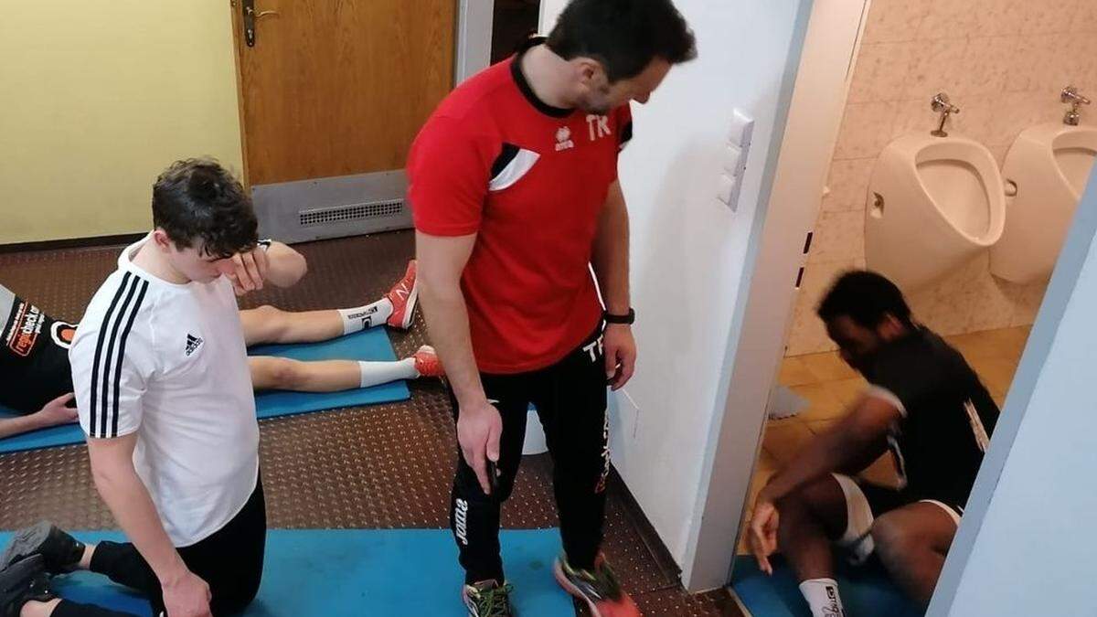 Szenen eines Trainingsalltages: Der SV Spittal trainiert auch am Klo, weil sonst kein Platz ist