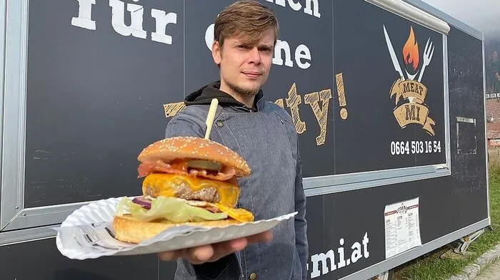 Mit dem mobilen Burgertruck möchte man eine Alternative zur Winterpause der kleinsten Bar Villachs schaffen