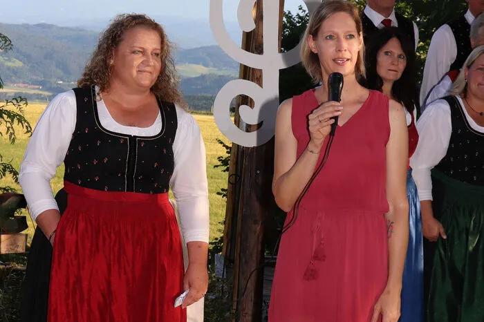 Die Obfrau-Stellvertreterin des Hokaheye-Arena-Vereins, Ines Waldner-Skrabal und die Obfrau der "Singgemeinschaft Sörger" Monika Grabner eröffneten den besonderen Dämmerschoppen.