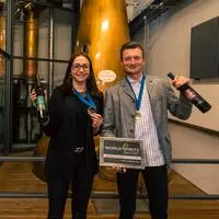 Christina und Martin Hochstrasser freuen sich über die Erfolge bei den World Spirits Awards (WSA) und der Landesedelbrandprämierung