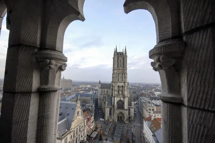 Der Genter Belfried (Belfort) ist der mittlere Turm der berühmten Dreiturmreihe "drie torens van Gent" und steht zwischen der St. Bavo-Kathedrale und der St.-Nikolaus-Kirche. Der Drache, der seit 1377 auf dem Turm steht, wacht über die Stadt und ist der symbolische Schatzhüter des Belfrieds. Vom Turm aus hat man eine tolle Aussicht über die Stadt.