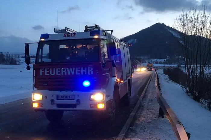 Rund zwei Stunden später, um 6:51 Uhr, heulten abermals die Sirenen in Seiz. Wiederum musste die Feuerwehr zu einem technischen Einsatz ausrücken. Eine Pkw-Lenkerin kam auf der B113, der Schoberpassbundesstraße, zwischen Kammern und Seiz aufgrund von Blitzeisbildung von ihrer Fahrbahn ab und touchierte die Leitplanke.  