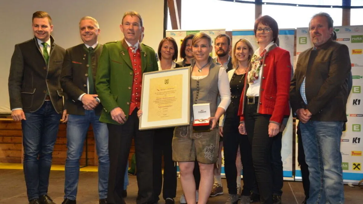 Nici Schmidhofer mit den Gemeinderäten der Stadtgemeinde Oberwölz und Bürgermeister Hannes Schmidhofer (Vater von Nici)