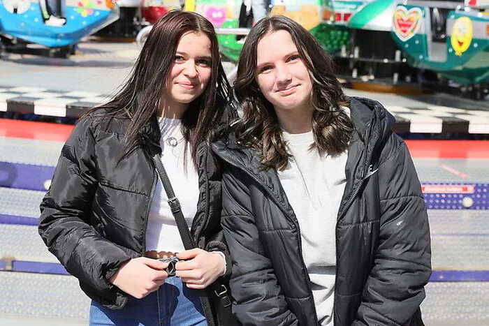 Vanessa Golautschnik aus St. Kanzian (links) und Melanie Piskernig aus Kühnsdorf, beide 13 Jahre alt: "Wir finden es voll super, dass es endlich wieder einen Markt gibt. Wir sind jetzt schon zwei Mal mit dem 'Break Dance' gefahren und werden sicherlich auch noch ein paar Runden mit dem Autodrom drehen."