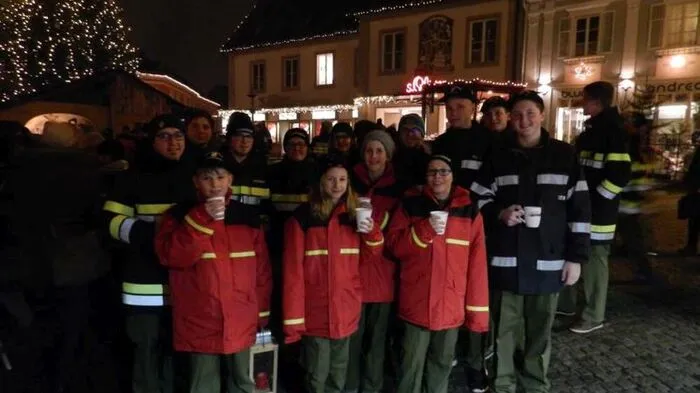 Jugendliche der Freiwilligen Feuerwehr Ehrenschachen brachten das Friedenslicht von Graz auf den Hartberger Hauptplatz.