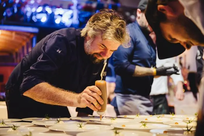 Thomas Gruber (Küchenchef Schlosshotel Velden) beim Anrichten