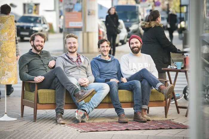 Ein Angebot für Städter. Stefan Theißbacher, Valentin Schmiedleitner, Mathias Müller und Andreas Förster sind die Gründer der Nachbarschaftsplattform Fragnebenan.com. „Nachbarn“ sind alle, die nichtmehrals 750Metervoneinander entfernt wohnen. Posten kann jeder, sobald seine Wohnadresse bestätigt ist. Fragnebenan bietet das kostenlose Service in jeder Gemeinde, in der sich mehr als 50 Leute vormerken lassen. Derzeit wächst die Plattform um etwa 20 Teilnehmer täglich – nur durch Empfehlungen.