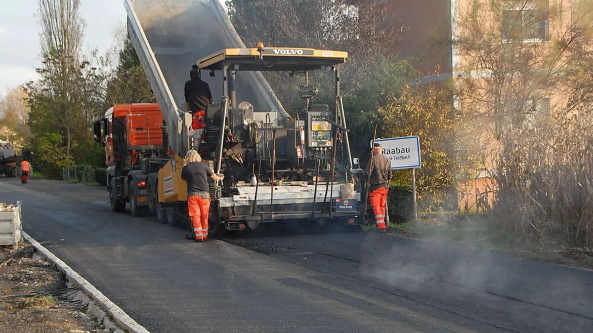 Die Asphaltierungsarbeiten auf  in Raabau haben am Donnerstag begonnen 