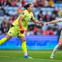 Torfrau Mariella El Sherif mit Sarah Puntigam