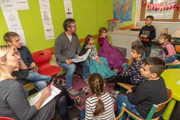 ... und geben danach ihr Feedback. Hier eine Besprechung nach der Stunde mit Lernforscherkindern und Lehrern