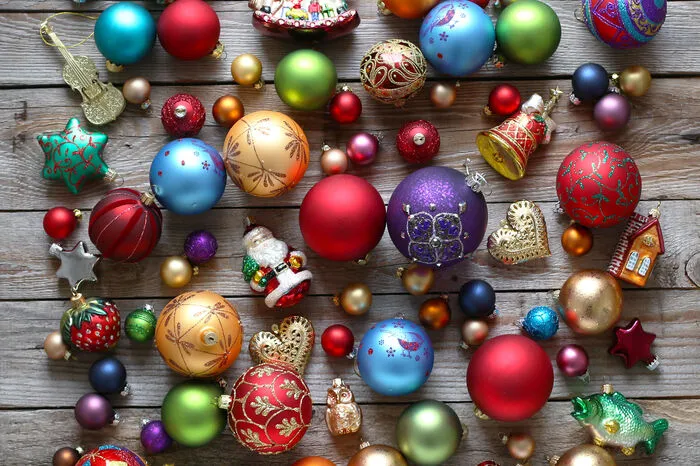 Christbaumkugeln: Scherben sicher beseitigen.Man sucht für seine Christbaumkugel einen freien Ast im oberen Drittel des Weihnachtsbaums, man streckt sich und schon liegt das Schmuckstück zerbrochen am Boden. Nachdem man die großen Scherben vorsichtig entfernt hat, hat man nun zwei Möglichkeiten: „Wer einen leistungsstarken Staubsauger hat, kann die kleinen Splitter vorsichtig wegsaugen. Wichtig ist, dass der Staubsauger eine hohe Saugleistung und einen guten Saugaufsatz hat, da sonst die Splitter auf den Hartböden Kratzer hinterlassen können. Alternativ kann man die Scherben auch mit einem feuchten Toastbrot auftupfen“, rät der Experte. Bei herkömmlichen Staubsaugern unbedingt die Bodendüse und das Saugrohr danach reinigen.