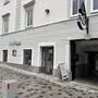 Außenansicht eines Lokals am Villacher Hauptplatz, davor steht ein A-Aufsteller