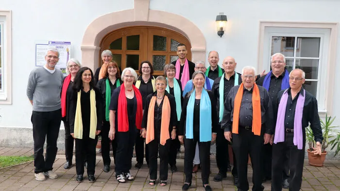 Beim Konzert des Gospelchors „Power People“ gab es unter anderem zu hören: "Hallelujah", "Salvation and Glory", "Gut, dass wir einander haben", "Michael rows the Boat ashore", "Santo, santo, santo", "Yesu ni wangu". Durch das Programm führte Gerd Winter.