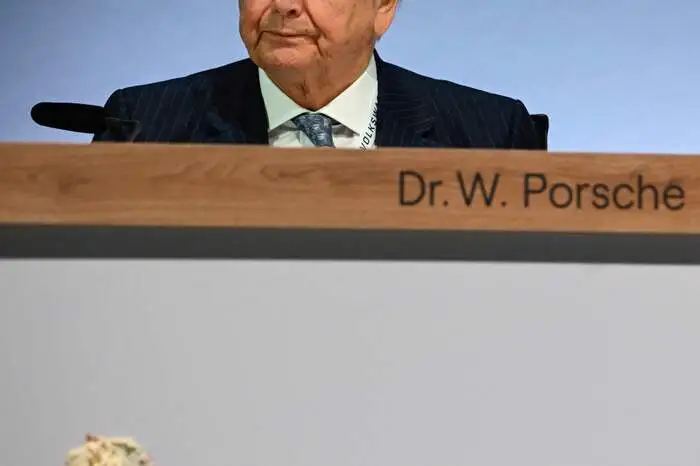 Im Visier der Torte: Wolfgang Porsche, Aufsichtsratschef des VW-Haupteigentümers.