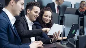 Sie werden zur Expertin beziehungsweise zum Experten im Versicherungsbereich ausgebildet.