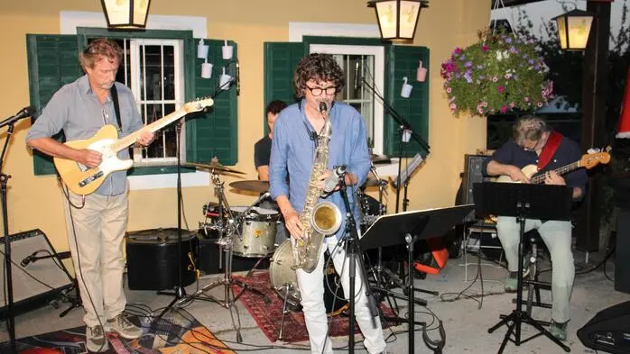 Bereits zum fünften Mal gastierten die Musiker von Reverb Village mit Frontmann Peter Erregger im Gastgarten des Ligister Schilcherhofes und präsentierten ihr breites musikalisches Spektrum.