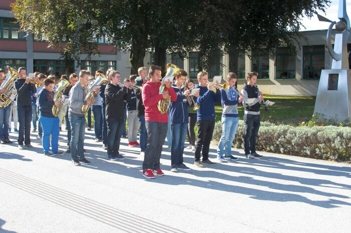 Begrüßt wurden die amerikanischen Gäste von der Blasmusikkapelle der Schule.