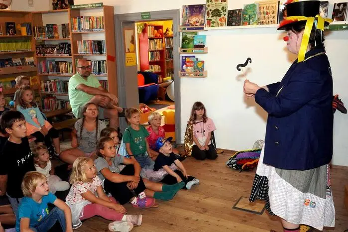 Für junge Gäste gab es in der Stadtbücherei und Mediathek einen „Mitmachzirkus“ mit der lustigen Zirkusdirektorin „Colombina“