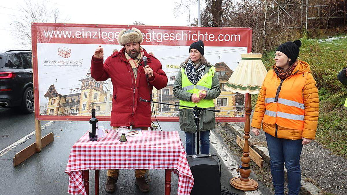 Egyd Gstättner übt in seinem Buch &quot;Ich bin Kaiser&quot; Kritik an der Klagenfurter Stadtpolitik. Sabine Biedermann und Barbara Hofer fanden in dem Schriftsteller einen Unterstützer für ihr Anliegen (von links)