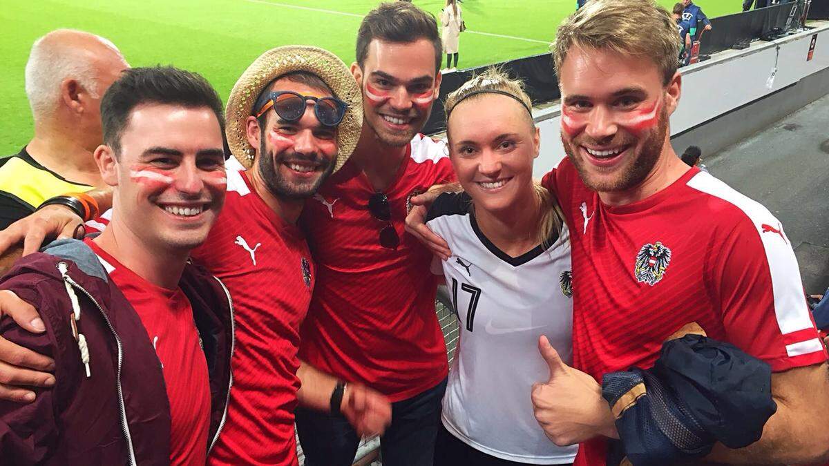 Sarah Puntigam mit ihrem Bruder Tobias und ihren Cousins nach dem Spiel gegen Frankreich