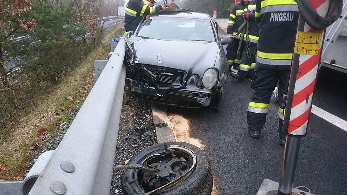 Die Feuerwehr Pinggau barg eines der Unfallfahrzeuge mit Hilfe eines Krans