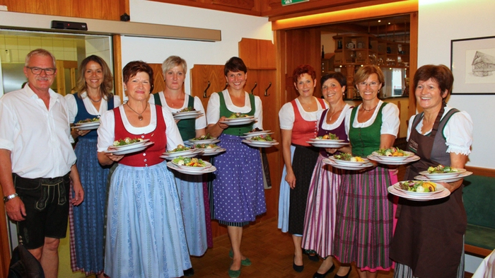 Beim Dorfwirt in Graden wurde viel gelacht und gut gegessen, als die Sängerinnen des Bäuerinnenchors ihr Programm "unverschämt weiblich" zum Besten gaben.