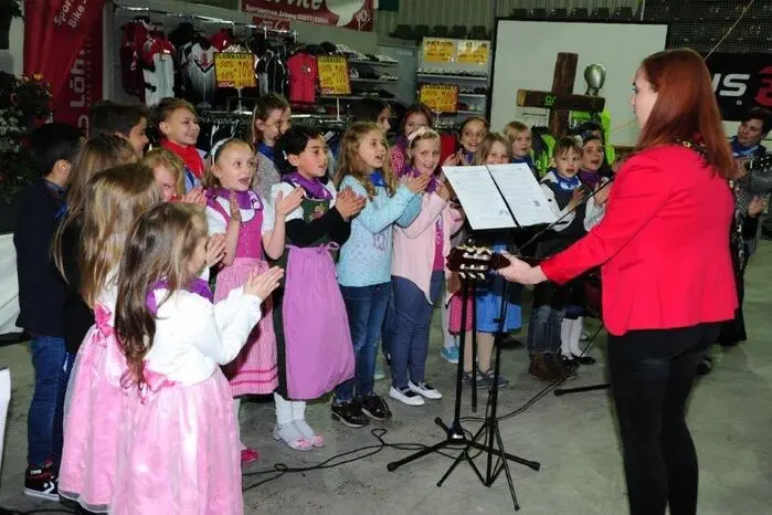 Musikalisch eröffnet wurde die Ainova mit der Werkskapelle und den Singspatzen der Volksschule Zeltweg.