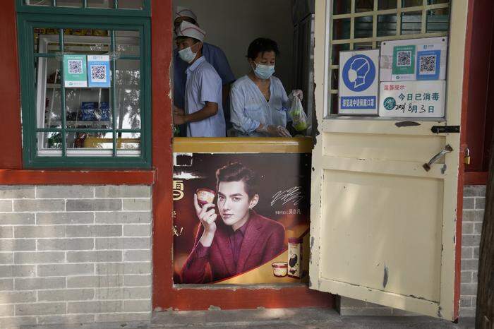 Ein Bild aus besseren Tagen: Kris Wus Bild ziert in Peking einen Verkaufsstand